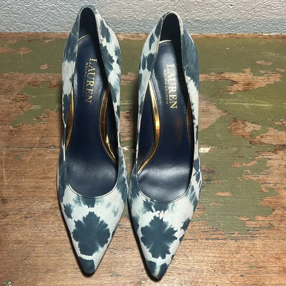 LAUREN RALPH LAUREN
Sarina Navy Suede Tie Dye Court Shoe. Size 6.5 B - Picture 3 of 5